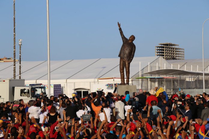 Develan escultura de Hugo Chávez en Margarita (Fotos)