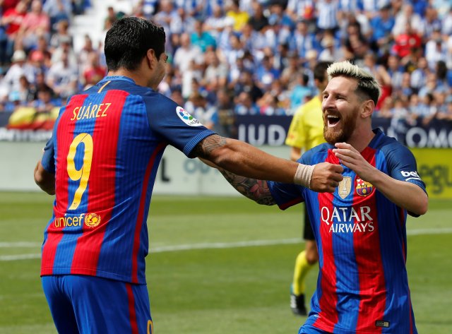 Football Soccer - Spanish Liga Santander - Leganes v Barcelona - Butarque stadium, Leganes, Spain 17/09/16 Barcelona's Lionel Messi celebrates goal with teammate Luis Suarez. REUTERS/Sergio Perez