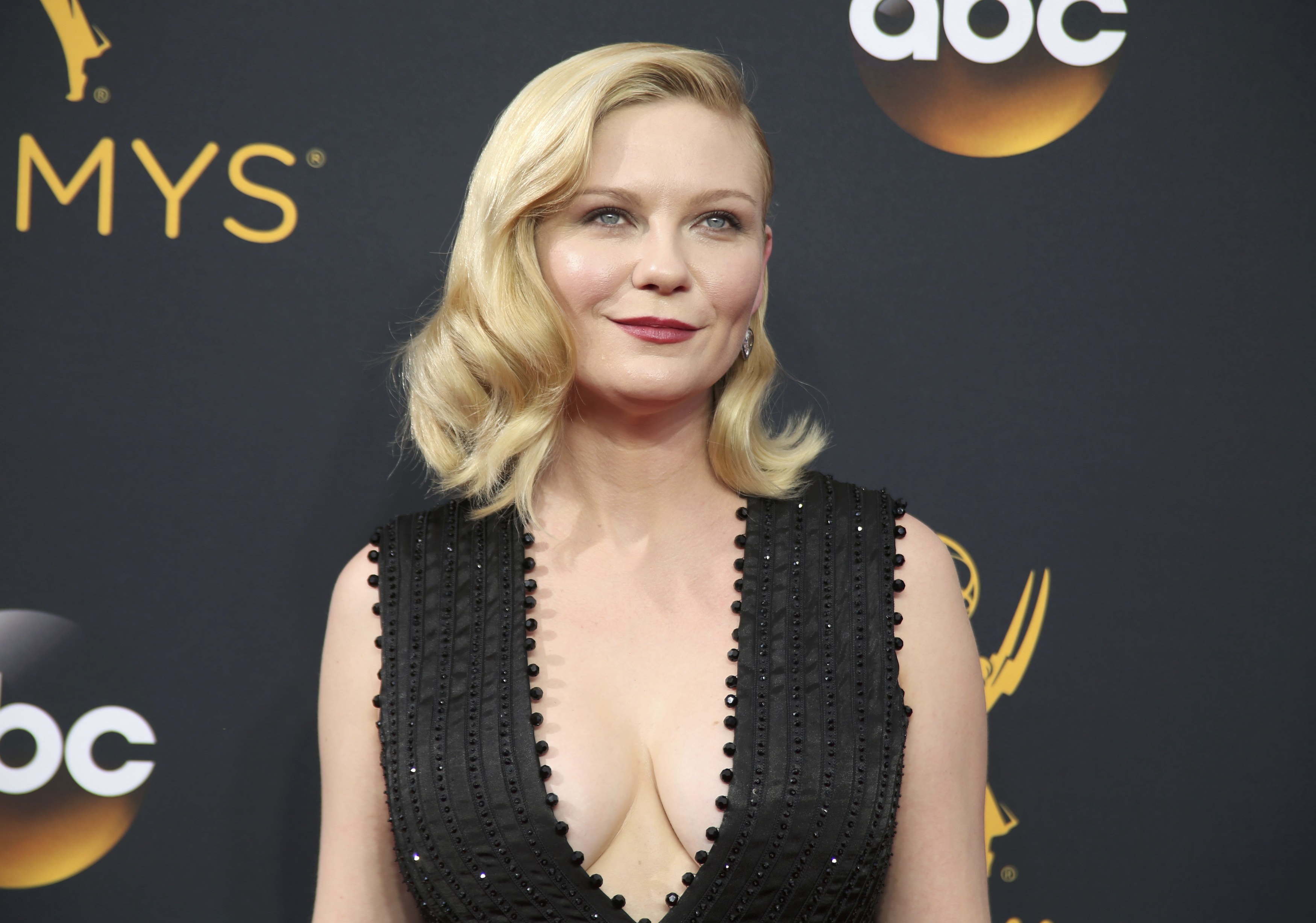 ¡ESCOTAZO!… toda la “pechonalidad” de Kirsten Dunst en los Emmy Awards (FOTOS)