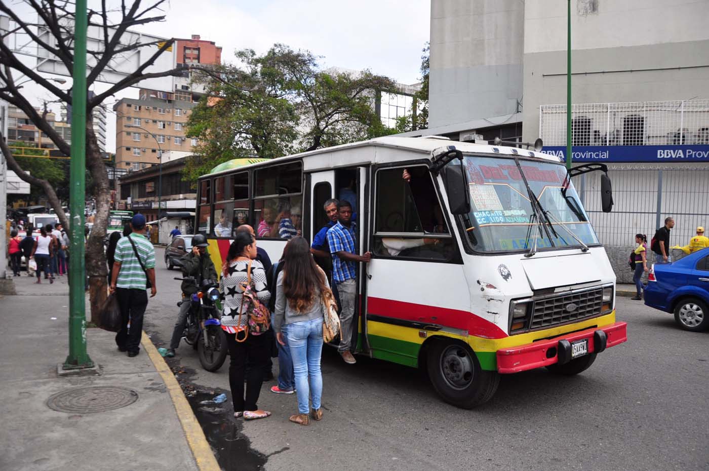 Transportistas no prestarán servicio martes y miércoles: No saben a cuánto cobrar pasaje