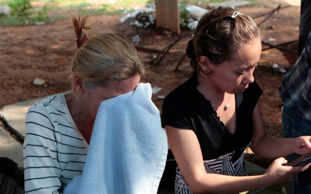 Los familiares esperaban el cuerpo en la morgue forense. (Foto: María Fuenmayor)