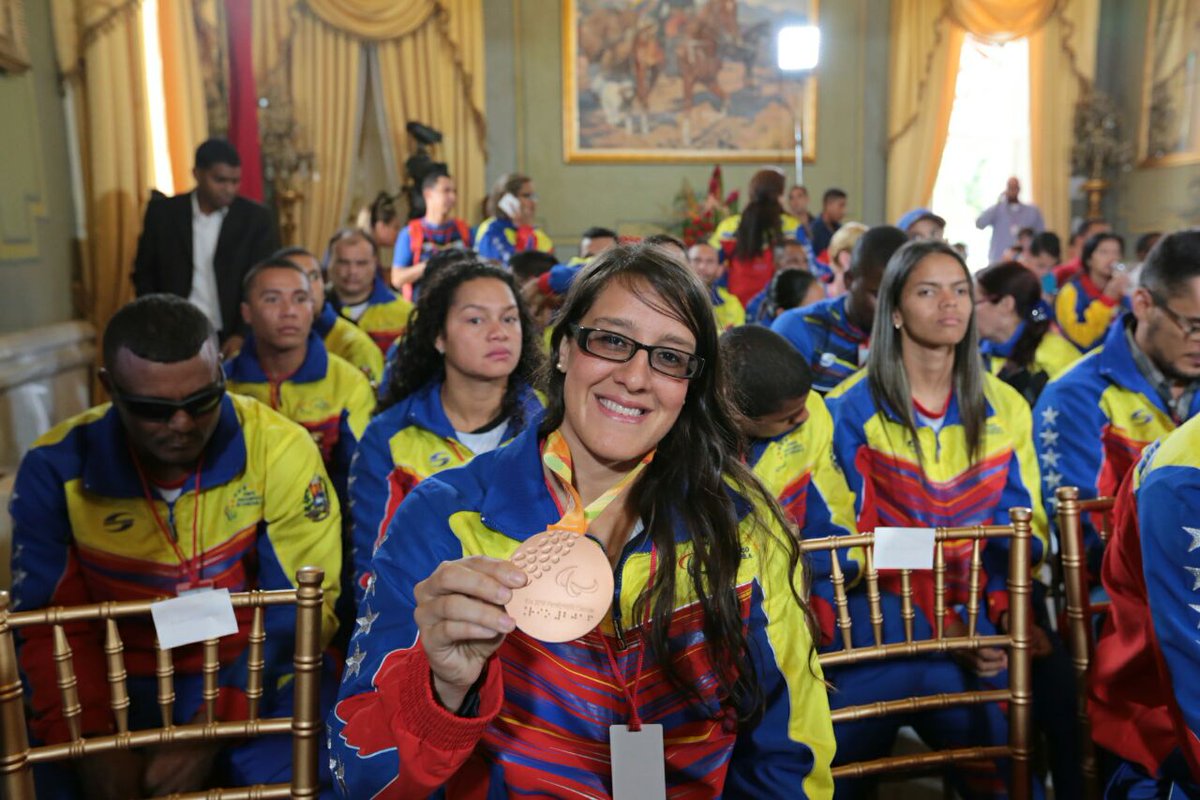 Maduro promete estudiar problemas sociales de deportistas mientras gastó $200 millones en una cumbre