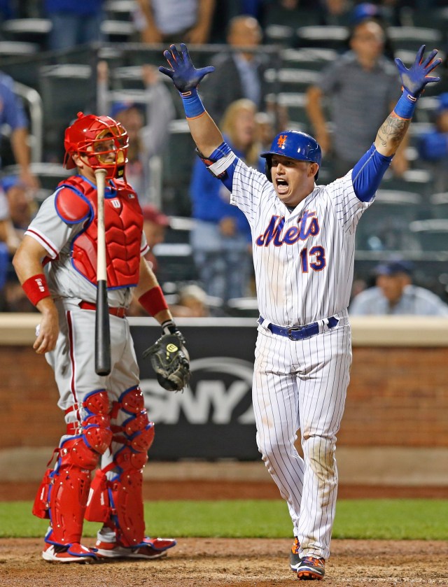 Asdrúbal Cabrera de los Mets de Nueva York suelta su bate tras conectar un jonrón en el 11mo inning para la victoria ante los Filis de Filadelfia, el jueves 22 de septiembre de 2016. (AP Foto/Kathy Willens)