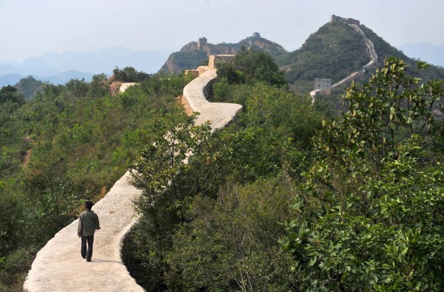 Una persona caminan por una sección restaurada de la Gran Muralla China, en Suizhong, el miércoles 21 de septiembre del 2016. Las autoridades chinas admitieron que se cometieron errores en la restauración de este tramo de la venerada muralla, de 700 años de antigüedad. (Chinatopix via AP)