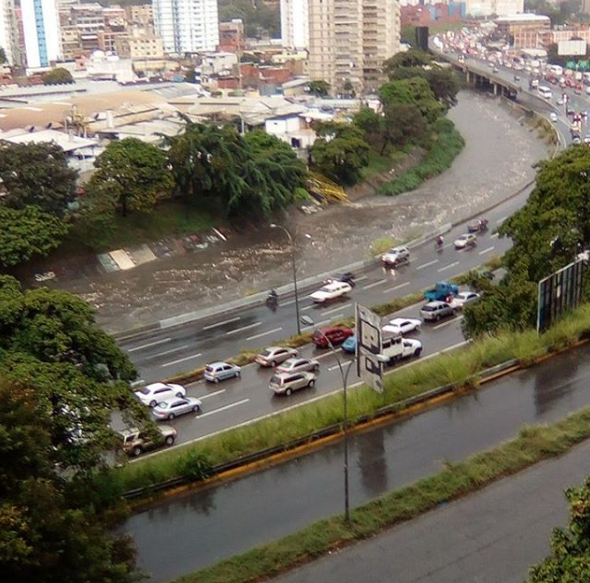 El Guaire a punto de desborde en la California Sur (FOTOS)