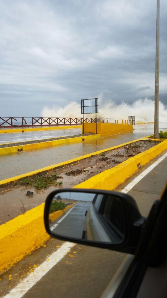 Fuerte oleaje afectó playas de Vargas y Miranda tras paso de Matthew (FOTOS+VIDEO)