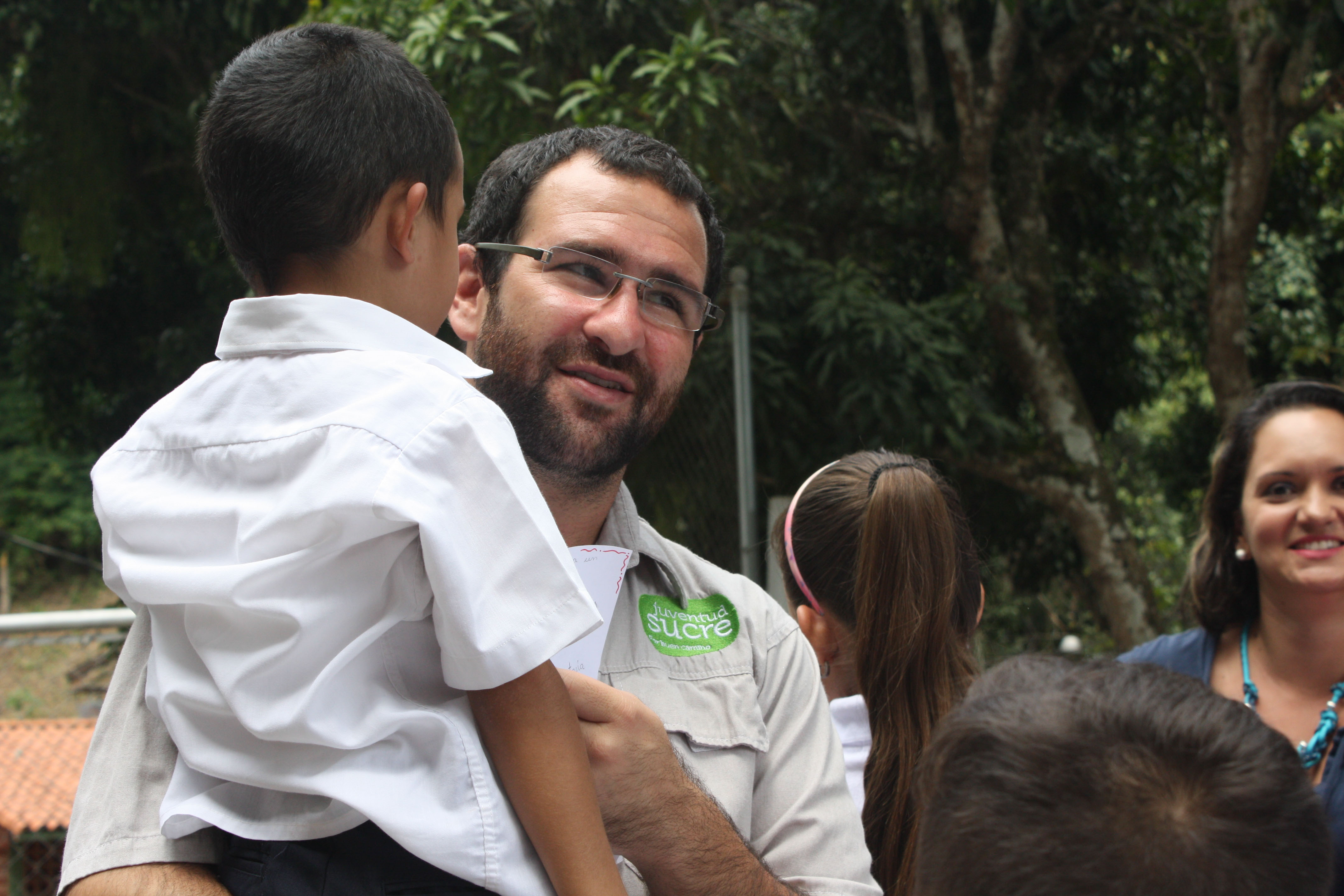 Brian Fincheltub durante entrega de útiles escolares: Un niño con cuaderno es uno menos con pistola