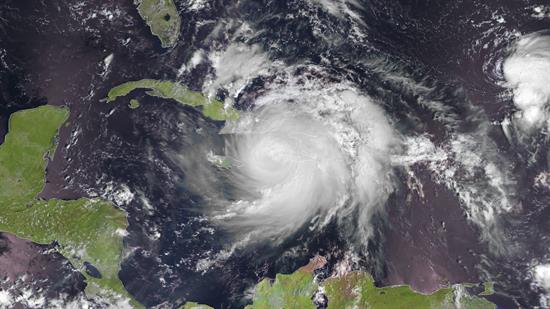 Huracán Matthew pierde intensidad en su avance hacia las Bahamas