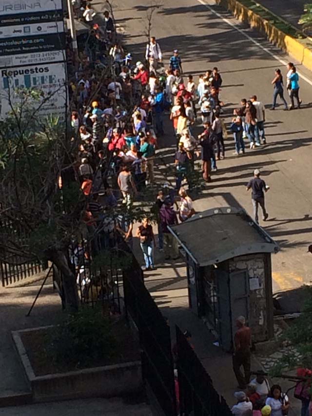 Vecinos de La Urbina viven secuestrados en sus casas por bachaqueros en la zona (Fotos)