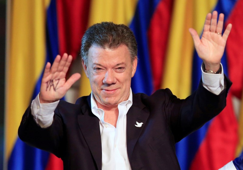 Santos recibe el anuncio de nobel como “mandato” para perseverar por la paz