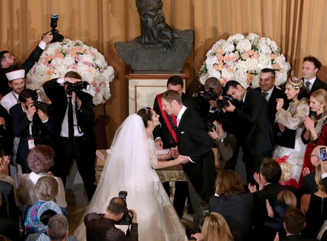 Albania's pretender to the throne, Crown Prince Leka Zogu II, the grandson of self-proclaimed King Zog and his wife Elia Zaharia exchange vows in front of the mayor of tirana and the leaders of the 3 main religious communities in the Palace of Brigades in Tirana on October 8, 2016. / AFP PHOTO / STRINGER