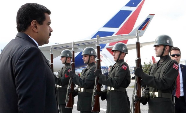 Maduro pasa revista a una formación militar a su llegada a Turquía / Foto @PresidencialVen 