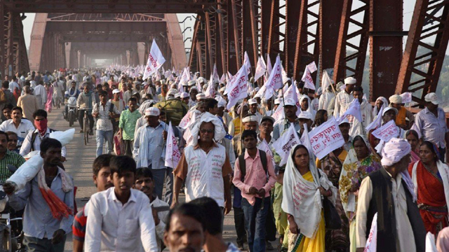 Al menos 19 personas murieron en una estampida en un puente de la India