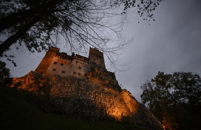 En esta imagen tomada el 9 de octubre de 2016, el castillo Bran sobre un acantilado en Bran, Rumanía. (AP Foto/Andreea Alexandru)