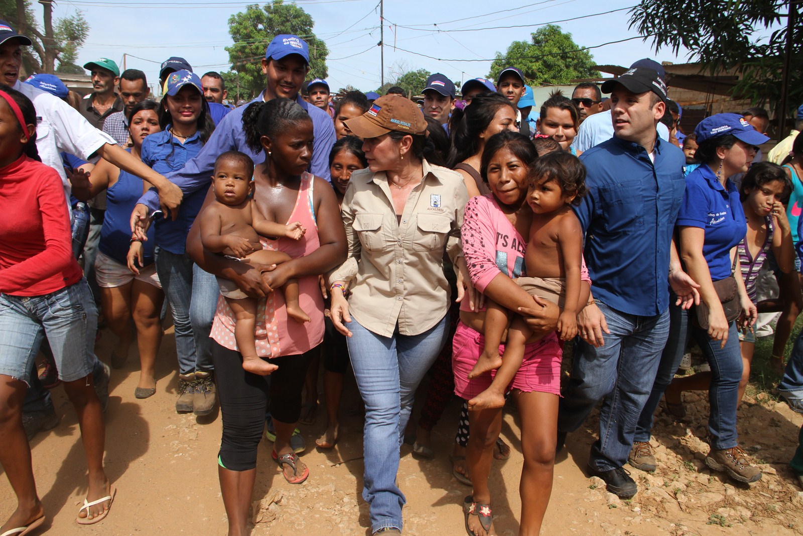 Eveling de Rosales atiende necesidades básicas de habitantes de los barrios “Villa Sur” y “Amalwin”