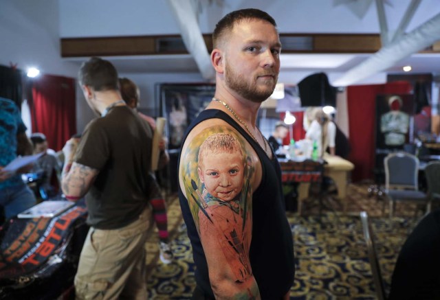 Serghei de Moldavia exhibe sus tatuajes en una convención de tatuajes en Bucarest el 16 de octubre del 2016. (AP Photo/Vadim Ghirda)