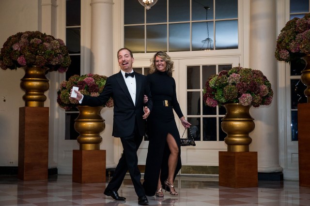 El periodista de la cadena NBC Chuck Todd junto a su mujer, Kristian Todd. / AFP PHOTO / ZACH GIBSON