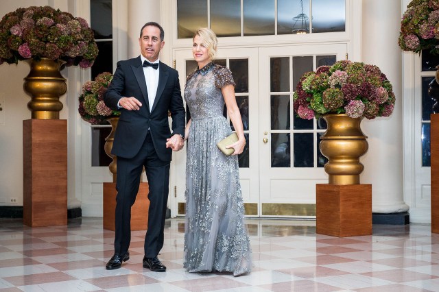 El comediante Jerry Seinfeld junto a su mujer Jessica Seinfeld. D.C. / AFP PHOTO / ZACH GIBSON