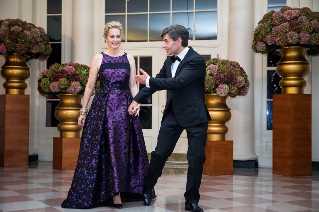 El periodista de ABC News, George Stephanopoulos junto a la comediante Alexandra Wentworth. / AFP PHOTO / ZACH GIBSON