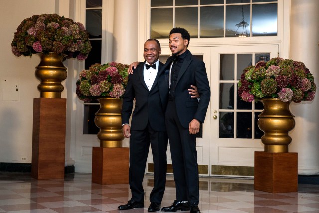 Chance the Rapper junto a Kenneth Bennett llegan a la cena de Estado. / AFP PHOTO / ZACH GIBSON