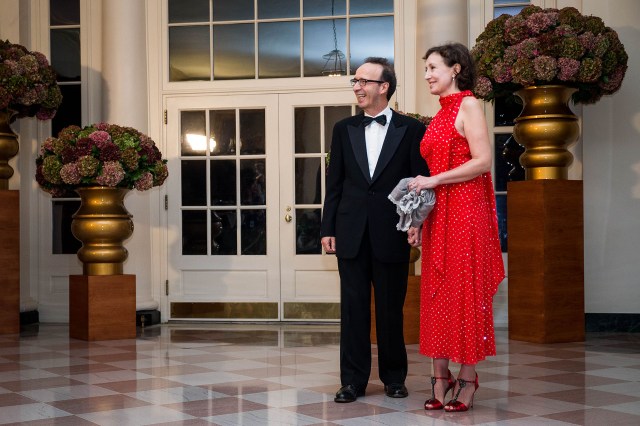 El actor Antonio Benigni junto a Nicoletta Braschi. D.C. / AFP PHOTO / ZACH GIBSON