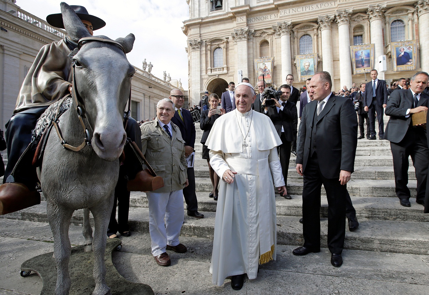 El Papa bendijo estatua del cura Brochero en la plaza de San Pedro