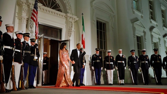 El presidente Obama camina junto a la Primera Dama, hacia la entrada para recibir al mandatario italiano y su mujer (AP Photo/Carolyn Kaster)