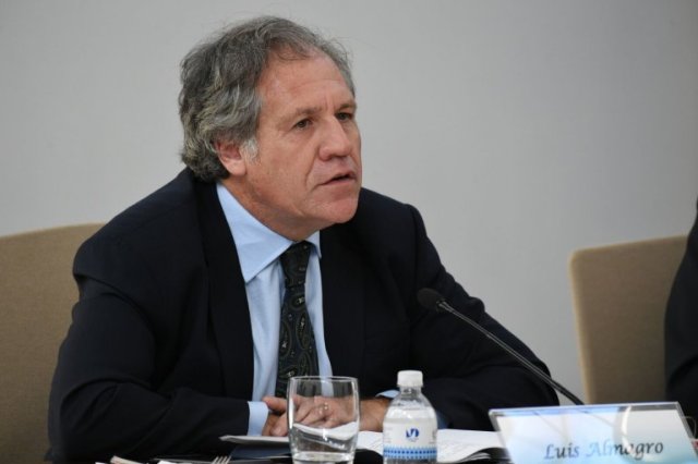 Almagro durante el conversatorio que se realizó en Miami (Foto Diario Las Américas)