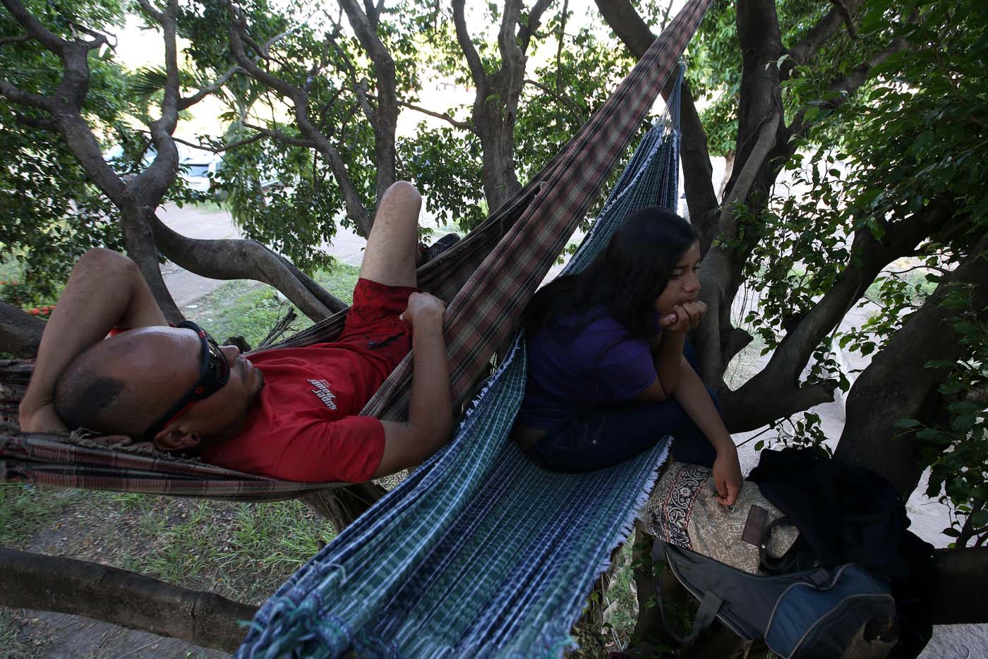 En chinchorros colgados de los árboles viven venezolanos que huyeron a Brasil (fotos)