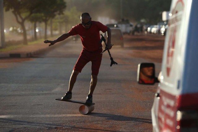 ACOMPAÑA CRÓNICA: BRASIL VENEZUELA BRA03. BOA VISTA (BRASIL), 22/10/2016.- El venezolano José Antonio Garrido hace malabares para ganar algunas monedas en un semáforo este jueves, 20 de octubre de 2016, en Boa Vista, estado de Roraima (Brasil). Es venezolana, tiene 20 años, quiere ser traductora y hoy, en una hamaca colgada en un árbol que ha convertido en su casa en la ciudad brasileña de Boa Vista, mece unos sueños que, según aseguró, no serán truncados por "el fracaso de una revolución". "No estoy aquí por política. Lo que me trajo aquí fue el fracaso de unas políticas", dijo a Efe Sairelis Ríos, quien junto a su madre Keila y una decena de venezolanos vive en plena calle, frente a la terminal de autobuses de Boa Vista, una ciudad que en los últimos meses ha recibido unos 2.500 emigrantes de ese país vecino. EFE/Marcelo Sayão