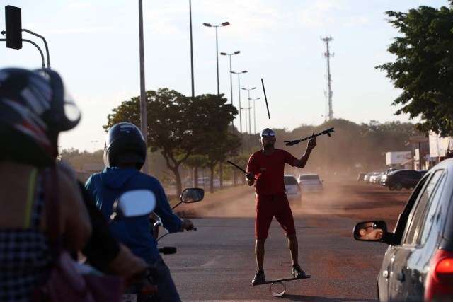 ACOMPAÑA CRÓNICA: BRASIL VENEZUELA BRA02. BOA VISTA (BRASIL), 22/10/2016.- El venezolano José Antonio Garrido hace malabares para ganar algunas monedas en un semáforo este jueves, 20 de octubre de 2016, en Boa Vista, estado de Roraima (Brasil). Es venezolana, tiene 20 años, quiere ser traductora y hoy, en una hamaca colgada en un árbol que ha convertido en su casa en la ciudad brasileña de Boa Vista, mece unos sueños que, según aseguró, no serán truncados por "el fracaso de una revolución". "No estoy aquí por política. Lo que me trajo aquí fue el fracaso de unas políticas", dijo a Efe Sairelis Ríos, quien junto a su madre Keila y una decena de venezolanos vive en plena calle, frente a la terminal de autobuses de Boa Vista, una ciudad que en los últimos meses ha recibido unos 2.500 emigrantes de ese país vecino. EFE/Marcelo Sayão