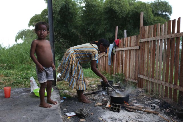 ACOMPAÑA CRÓNICA: BRASIL VENEZUELA - BRA08. PACARAIMA (BRASIL), 24/10/2016.- Fotografía del 21 de octubre de 2016, de un grupo de venezolanos en la ciudad de Pacaraima, una empobrecida y pequeña ciudad del norte de Brasil, que se ha convertido en uno de las últimos horizontes en que los venezolanos consiguen la comida y los productos básicos que escasean en su país. Según distintas fuentes consultadas por Efe en esta ciudad de la frontera entre Brasil y Venezuela, entre 1.000 y 1.500 venezolanos cruzan cada fin de semana la línea divisoria, compran alimentos y regresan a su país. EFE / Marcelo Sayão