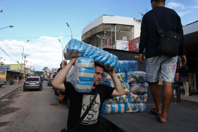 ACOMPAÑA CRÓNICA: BRASIL VENEZUELA - BRA08. PACARAIMA (BRASIL), 24/10/2016.- Fotografía del 21 de octubre de 2016, de un grupo de venezolanos en la ciudad de Pacaraima, una empobrecida y pequeña ciudad del norte de Brasil, que se ha convertido en uno de las últimos horizontes en que los venezolanos consiguen la comida y los productos básicos que escasean en su país. Según distintas fuentes consultadas por Efe en esta ciudad de la frontera entre Brasil y Venezuela, entre 1.000 y 1.500 venezolanos cruzan cada fin de semana la línea divisoria, compran alimentos y regresan a su país. EFE / Marcelo Sayão