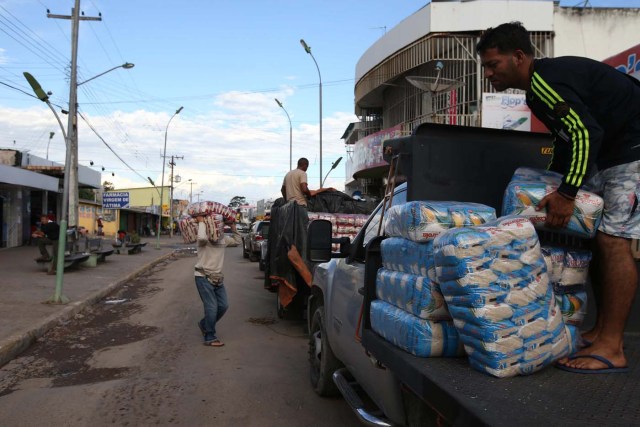 ACOMPAÑA CRÓNICA: BRASIL VENEZUELA - BRA08. PACARAIMA (BRASIL), 24/10/2016.- Fotografía del 21 de octubre de 2016, de un grupo de venezolanos en la ciudad de Pacaraima, una empobrecida y pequeña ciudad del norte de Brasil, que se ha convertido en uno de las últimos horizontes en que los venezolanos consiguen la comida y los productos básicos que escasean en su país. Según distintas fuentes consultadas por Efe en esta ciudad de la frontera entre Brasil y Venezuela, entre 1.000 y 1.500 venezolanos cruzan cada fin de semana la línea divisoria, compran alimentos y regresan a su país. EFE / Marcelo Sayão