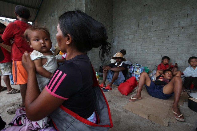 ACOMPAÑA CRÓNICA: BRASIL VENEZUELA - BRA08. PACARAIMA (BRASIL), 24/10/2016.- Fotografía del 21 de octubre de 2016, de un grupo de venezolanos en la ciudad de Pacaraima, una empobrecida y pequeña ciudad del norte de Brasil, que se ha convertido en uno de las últimos horizontes en que los venezolanos consiguen la comida y los productos básicos que escasean en su país. Según distintas fuentes consultadas por Efe en esta ciudad de la frontera entre Brasil y Venezuela, entre 1.000 y 1.500 venezolanos cruzan cada fin de semana la línea divisoria, compran alimentos y regresan a su país. EFE / Marcelo Sayão