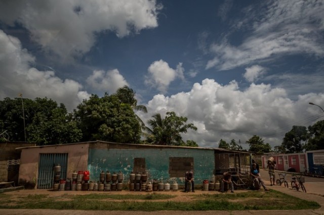 En el estado Monagas, donde se quema la mayor parte del gas, PDVSA no ha construido ninguna red de gas residencial, por lo que la gente tiene que llenar tanques. PHOTO: MIGUEL GUTIÉRREZ POR THE WALL STREET JOURNAL