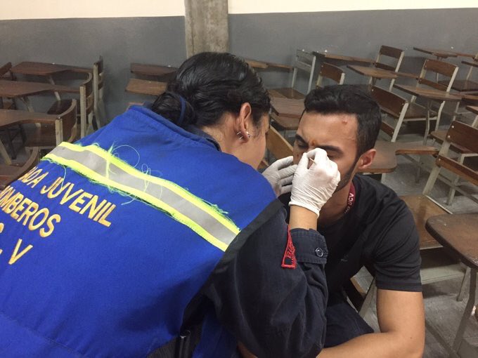 Dos estudiantes de la UCV fueron heridos de perdigón tras represión de la PNB (Fotos)