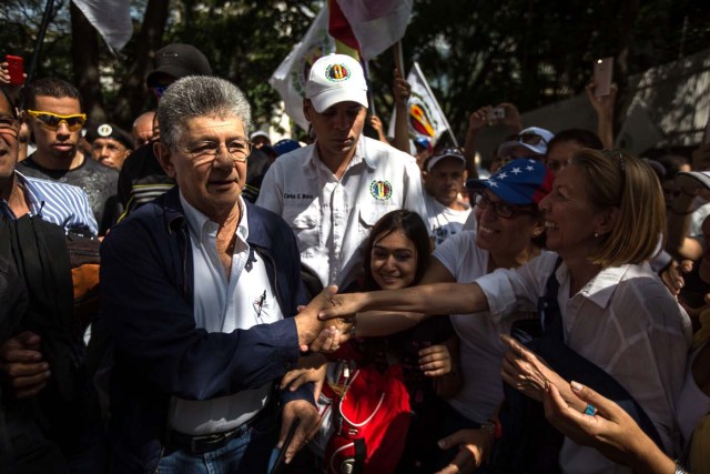 CAR03. CARACAS (VENEZUELA) 26/10/2016.- El presidente de la Asamblea Nacional de Venezuela, Henry Ramos Alup (i), saluda a un grupo de personas que participa en una manifestación hoy, miércoles 26 de octubre del 2016, en Caracas (Venezuela). Miles de opositores comenzaron hoy a concentrarse en varias ciudades del país para participar en la denominada "Toma de Venezuela", convocada en protesta contra lo que consideran una "ruptura del orden constitucional" tras la suspensión del proceso para celebrar un revocatorio presidencial. EFE/MIGUEL GUTIEREZ