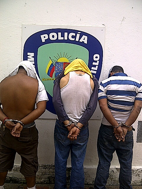 PoliHatillo detiene a tres delincuentes que intentaban robar residencia en Oripoto