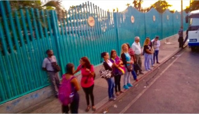 Parada de autobuses Caracas-La Guaira en el puerto/ Foto: Twitter @jmolivares