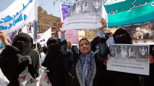Mujeres yemeníes protestan contra los matrimonios de niñas menores de 17 años en Saná el 23 de marzo de 2010. Mohammed Huwais AFP