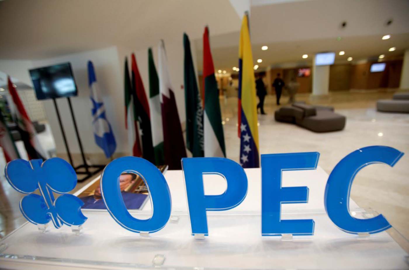 Opep retoma negociaciones sobre congelamiento de producción