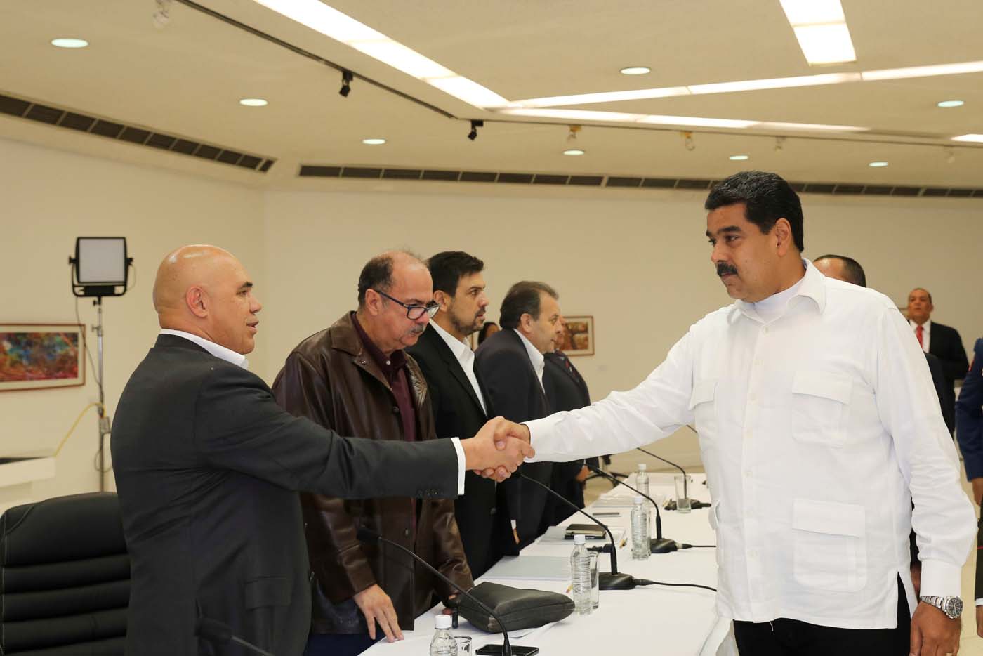“Sanciones levantadas o nada”: Maduro amenazó con patear la mesa de negociaciones si no se cumplen sus condiciones