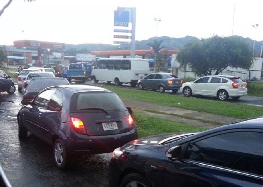 Conductores hacen largas colas en Carabobo para surtir gasolina (Fotos)