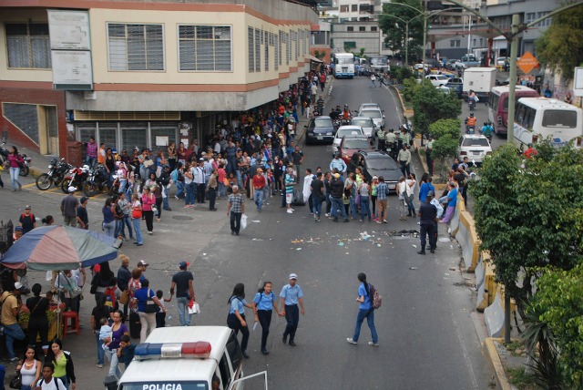 Protesta para exigir productos regulados en Los Teques