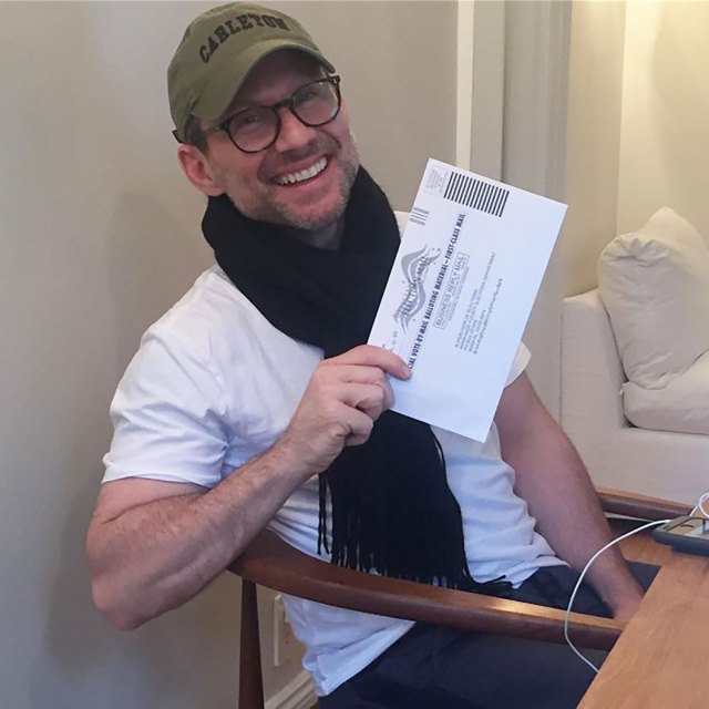 “Orgulloso de ejercer mi derecho y deber ciudadano de votar”, dijo Christian Slater a sus seguidores. Foto: Infobae