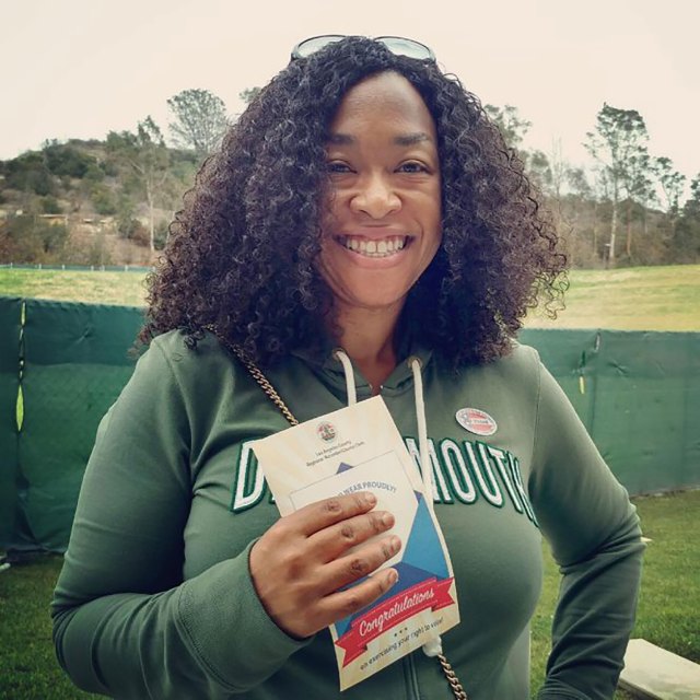 Shonda Rhimes, productora de series como “Grey’s Anatomy” y ‘Scandal’, también votó por anticipado. “Ejerce tus derechos, deja que tu voz sea escuchada”, escribió en Instagram. Foto: Infobae