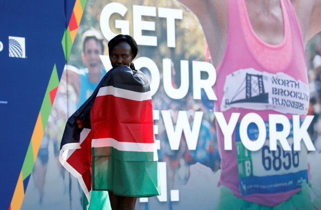 Foto del domingo de la keniata Mary Keitany celebrandio tras ganar el Maratón de Nueva York