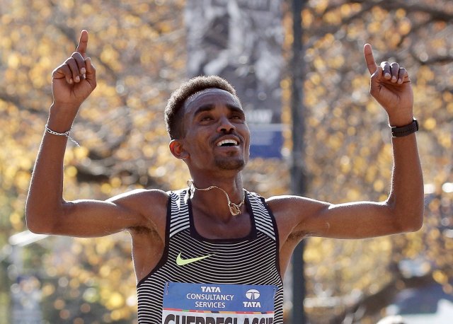 Foto del domingo del eritreo Ghirmay Ghebreslassie cruzando la línea para ganar el Maratón de Nueva York