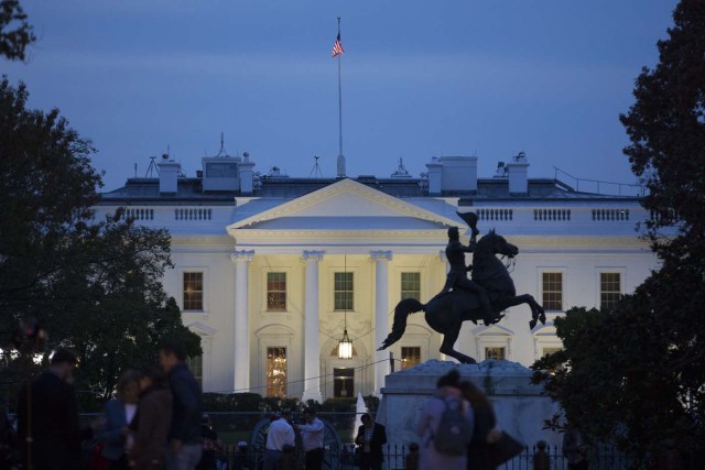 MHR25.- WASHINGTON (DC, EEUU), 8/11/2016.- Vista de la Casa Blanca durante el atardecer de hoy, martes 8 de noviembre de 2016, en Washington DC, EEUU. Obama, dedicó hoy la primera hora de la jornada en la que se decidirá al nuevo mandatario del país a jugar a baloncesto, una afición que había dejado por el golf y que retoma como ritual cada cuatro años en elecciones presidenciales. Obama, que votó hace una semanas por anticipado en Chicago, acudió a un gimnasio de Fort McNair, una instalación militar naval en Washington, a las orillas del río Anacostia. EFE/MICHAEL REYNOLDS